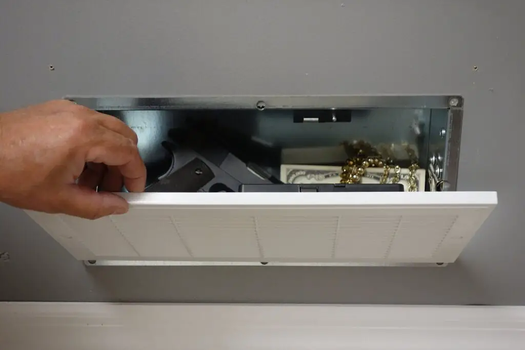 image showing pistols, jewelry and cash in the Quick Vent RFID Safe